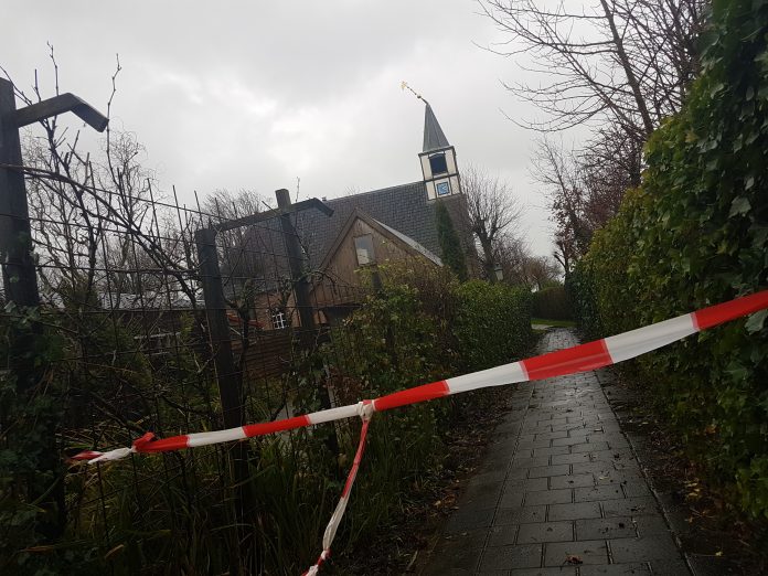 Windvaan pronkt weer op de kerk van Niezijl Windvaan pronkt weer op de kerk van Niezijl