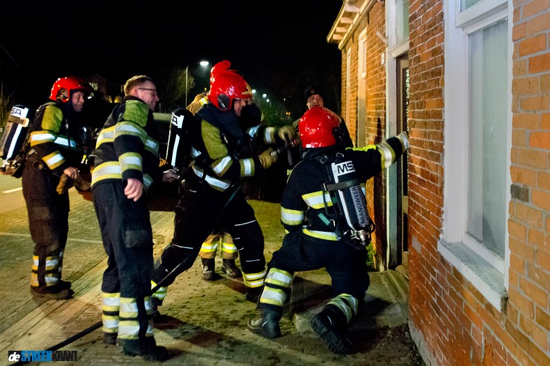 Brandweeroefening in vervallen oude woning Niezijl Brandweeroefening in vervallen oude woning Niezijl