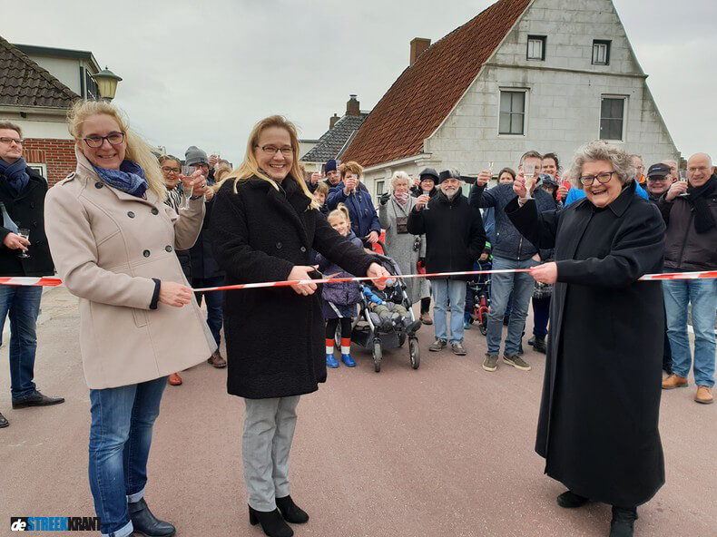 Lintjes knippen op de Niezijlster brug Lintjes knippen op de Niezijlster brug